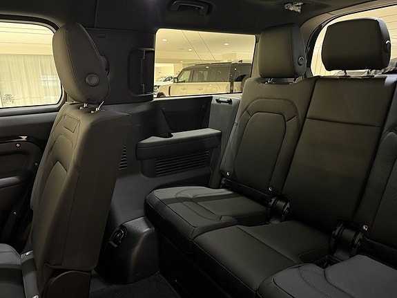Land Rover Defender 130 23 of 28