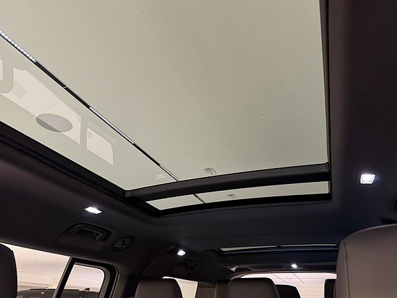 Land Rover Defender 130 16 of 28