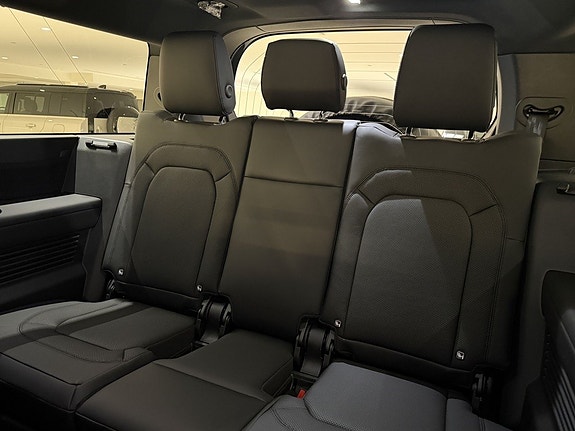 Land Rover Defender 130 22 of 28
