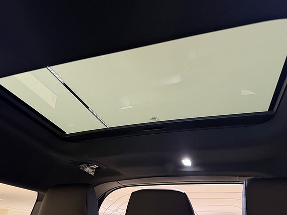 Land Rover Defender 130 25 of 28