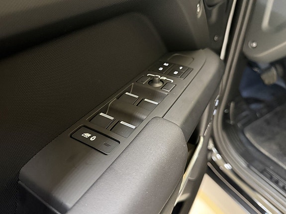 Land Rover Defender 130 11 of 28