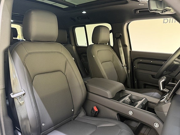Land Rover Defender 130 17 of 28