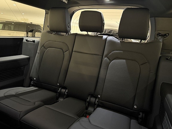 Land Rover Defender 130 21 of 28