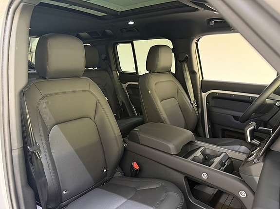 Land Rover Defender 110 18 of 23