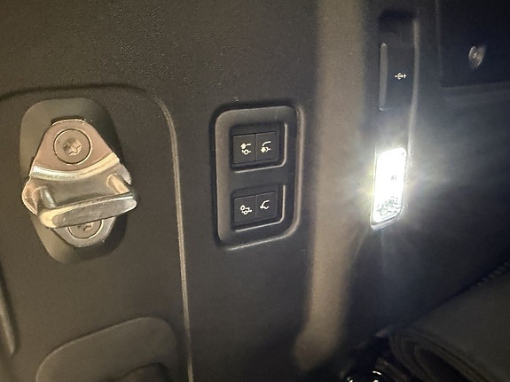 Land Rover Defender 110 23 of 23