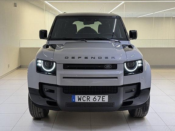 Land Rover Defender 110 2 of 5