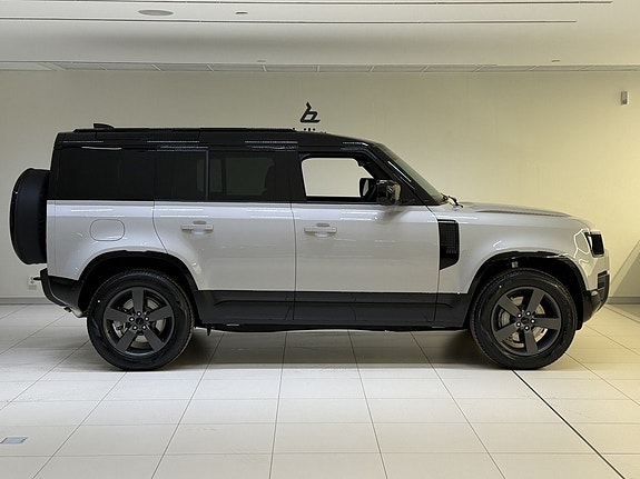 Land Rover Defender 110 6 of 23
