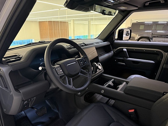 Land Rover Defender 110 8 of 23
