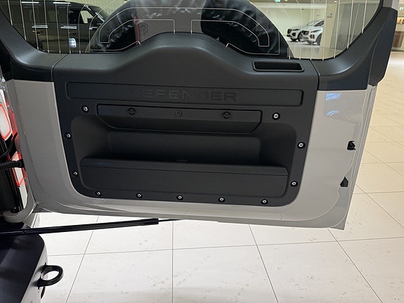 Land Rover Defender 110 21 of 23