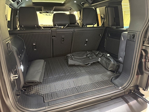 Land Rover Defender 110 22 of 23