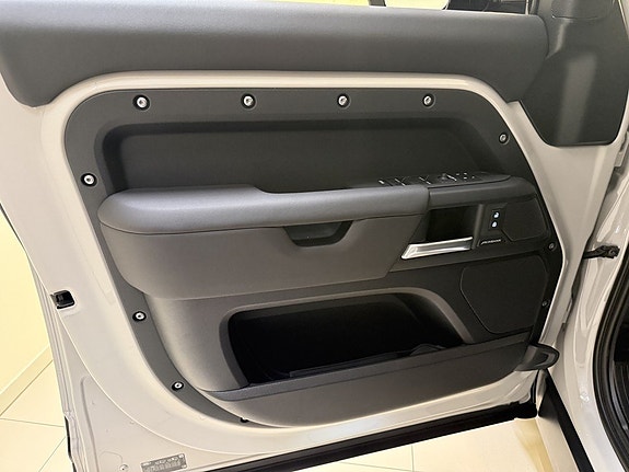 Land Rover Defender 110 10 of 23
