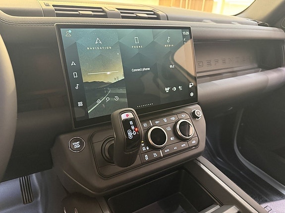 Land Rover Defender 110 13 of 23