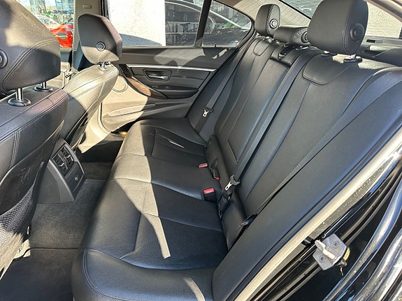BMW 330d 6 of 13