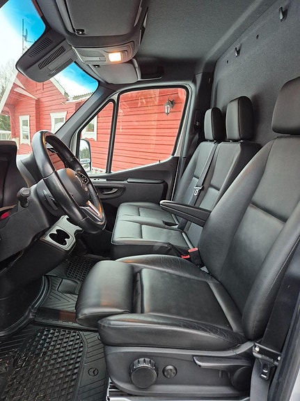 Mercedes-Benz Sprinter 19 of 30