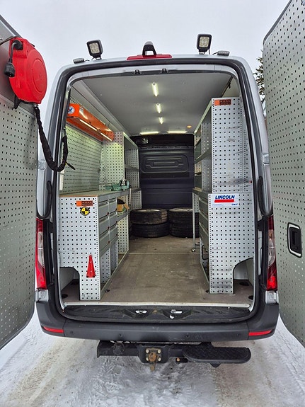 Mercedes-Benz Sprinter 28 of 30