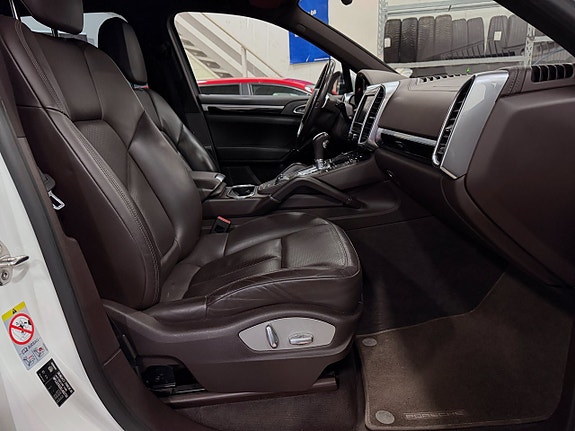 Porsche Cayenne S 8 of 16