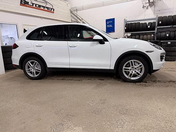 Porsche Cayenne S 9 of 16