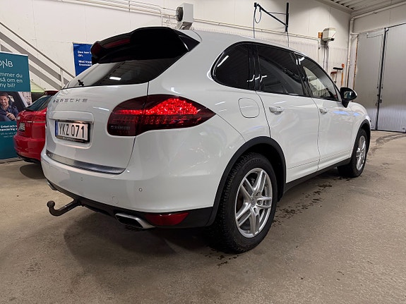 Porsche Cayenne S 10 of 16