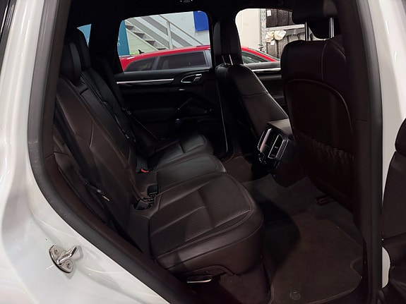 Porsche Cayenne S 7 of 16