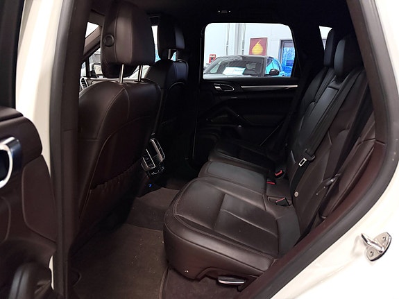 Porsche Cayenne S 6 of 16