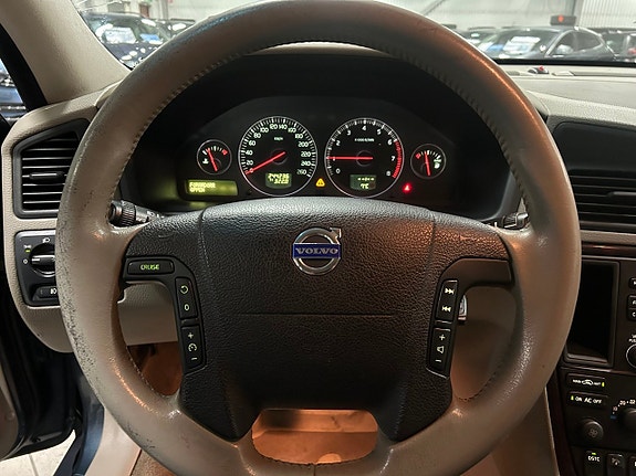 Volvo XC70 11 of 17
