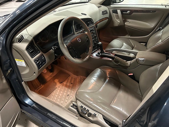 Volvo XC70 10 of 17