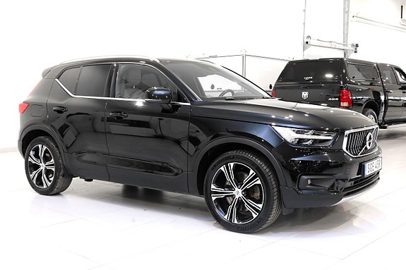 Volvo XC40 2 of 5