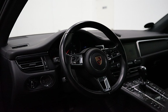 Porsche Macan 9 of 24