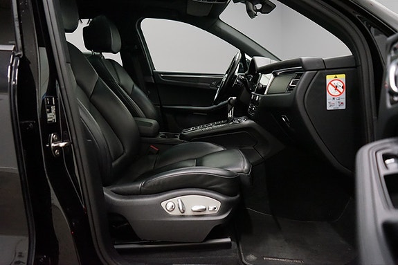 Porsche Macan 21 of 24