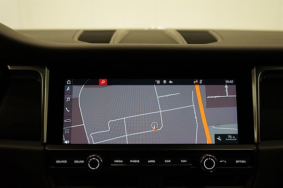Porsche Macan 18 of 24