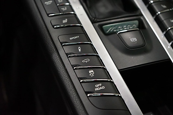 Porsche Macan 16 of 24