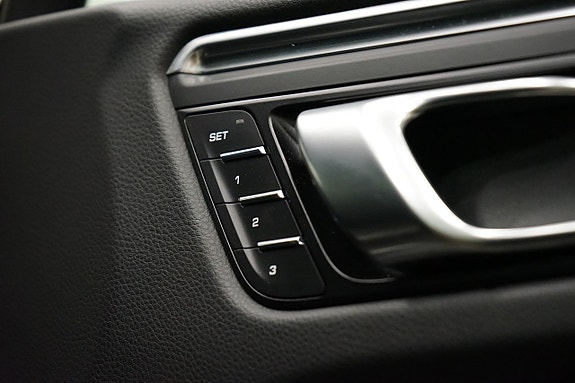 Porsche Macan 22 of 24