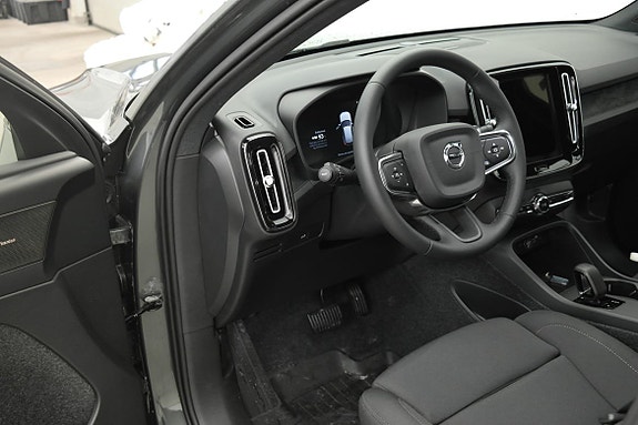 Volvo EX40 8 of 21