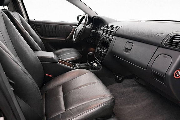 Mercedes-Benz ML55 6 of 17