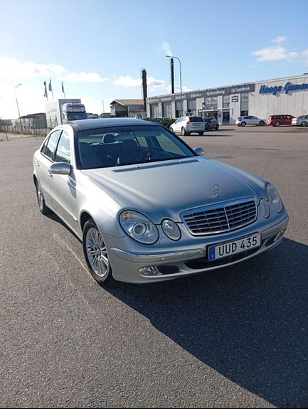 Mercedes-Benz E240 5 of 11