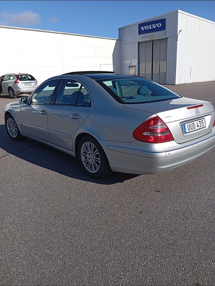 Mercedes-Benz E240 4 of 11
