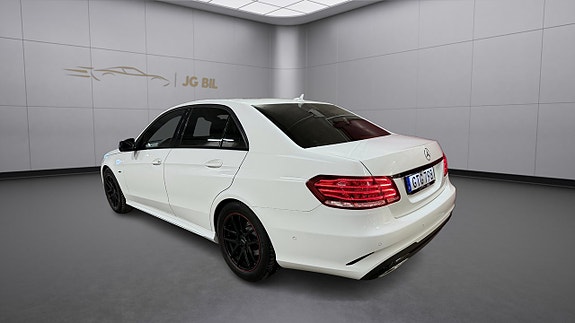 Mercedes-Benz E220 3 of 5