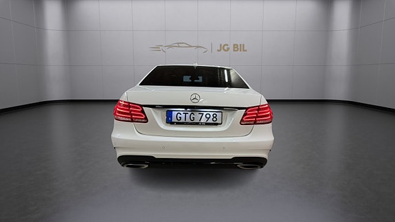 Mercedes-Benz E220 4 of 5