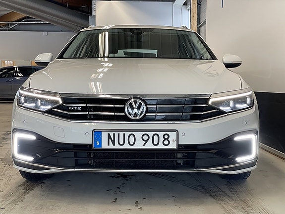 Volkswagen Passat 2 of 5