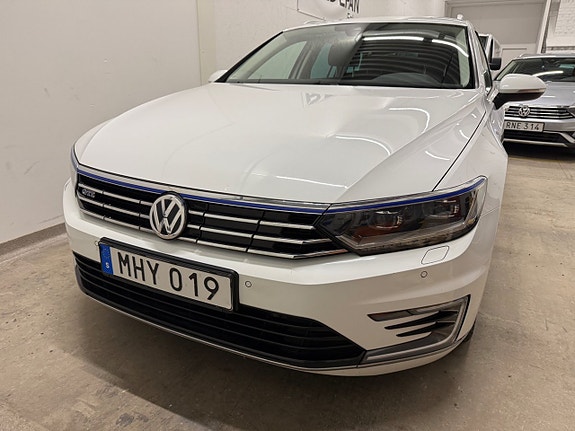 Volkswagen Passat 2 of 5