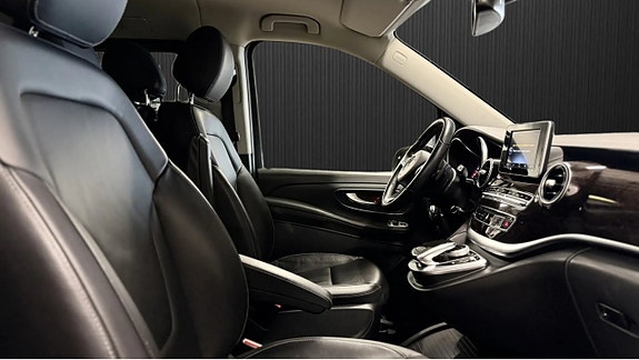 Mercedes-Benz V250 9 of 14