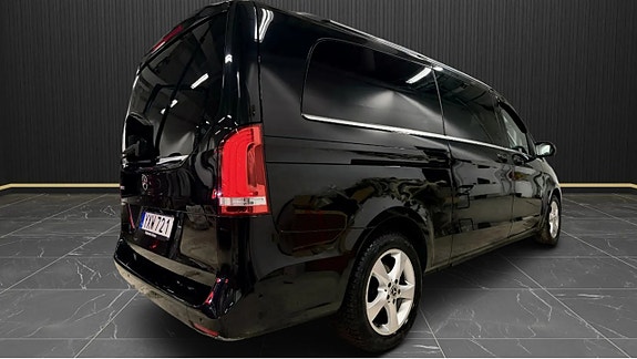 Mercedes-Benz V250 4 of 5