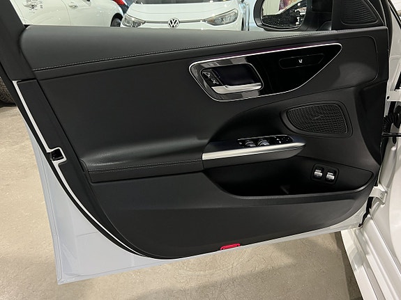 Mercedes-Benz C300 8 of 26