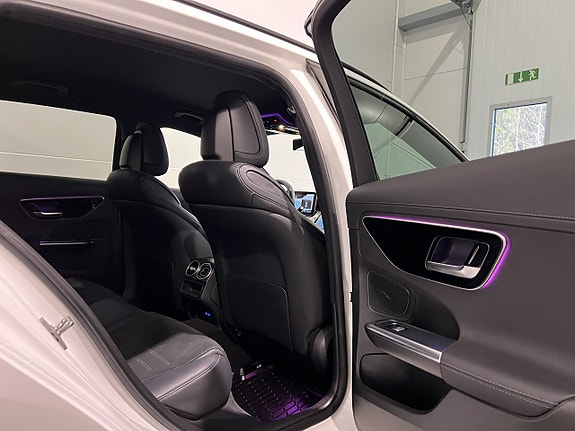 Mercedes-Benz C300 9 of 26