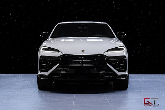 Lamborghini Urus 4 of 5