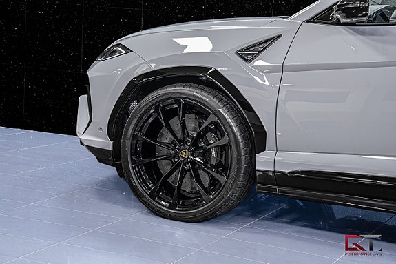 Lamborghini Urus 6 of 27
