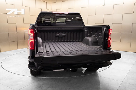 Chevrolet Silverado EV 7 of 28