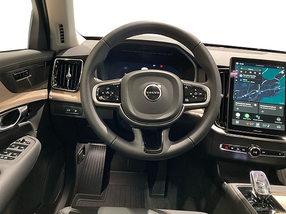 Volvo XC90 10 of 17