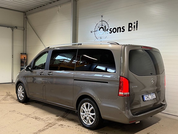 Mercedes-Benz V220 4 of 5