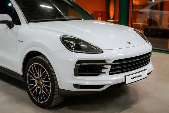 Porsche Cayenne 2 of 5